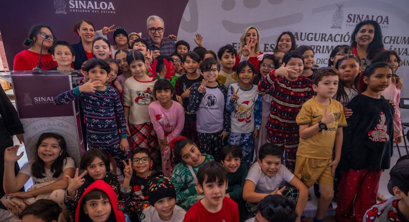 Gobernador de Sinaloa Rubén Rocha Moya inauguró la techumbre y la barda perimetral de la escuela primaria Álvaro Obregón