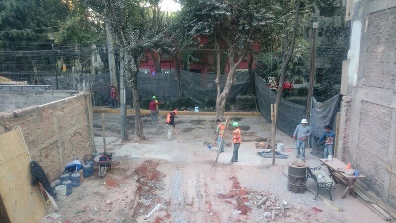 Obreros trabajan en la construcción de un edificio