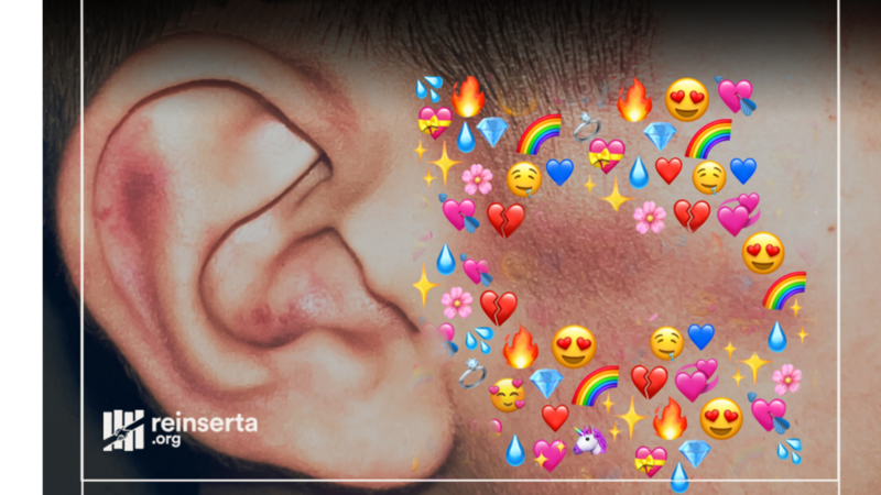 Un corazón hecho de emojis en la oreja de una persona