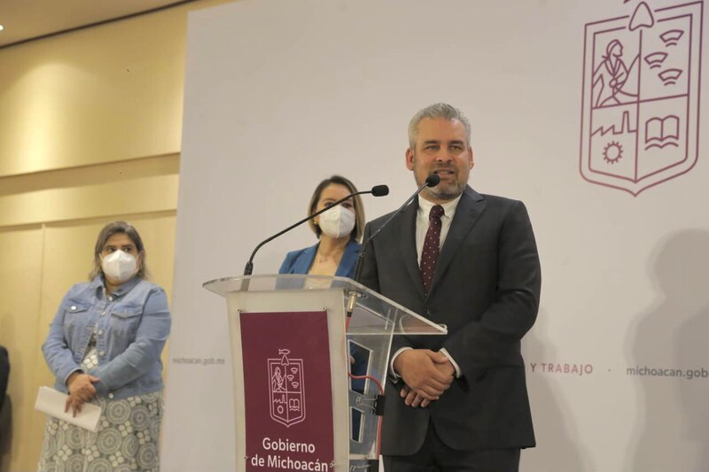 El gobernador de Michoacán, Alfredo Ramírez Bedolla, encabeza la ceremonia de entrega de becas a estudiantes de educación superior