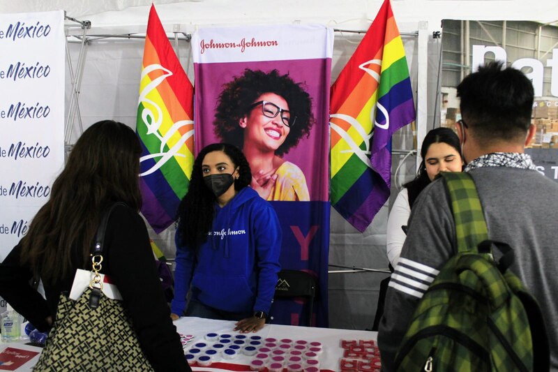 Mujeres en un stand de Johnson & Johnson en una feria de empleo.