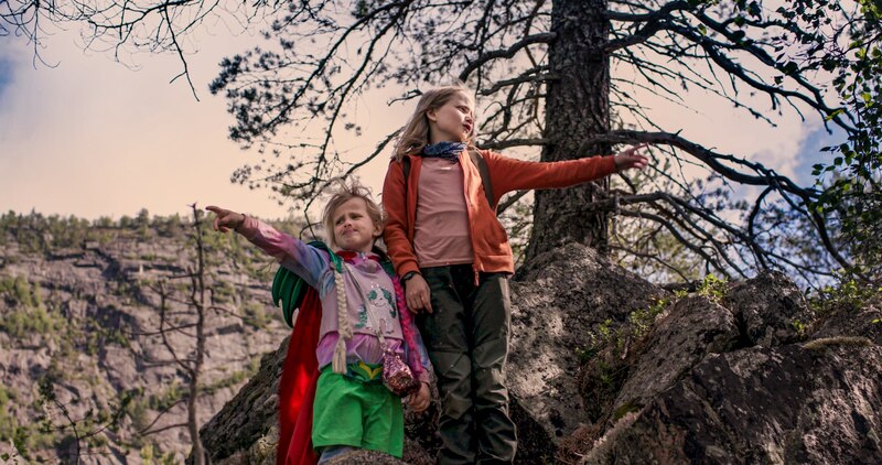 Hermanas explorando la naturaleza
