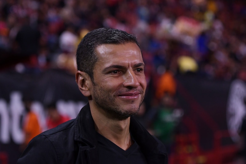 El actor mexicano Gael García Bernal sonríe durante un partido de fútbol.