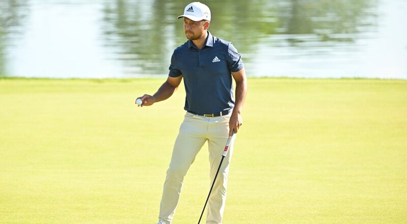 El golfista Sergio García se prepara para golpear la bola