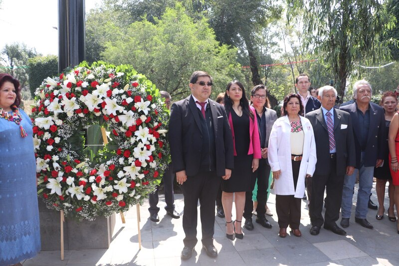 Ofrenda floral en el monumento a Benito Juárez