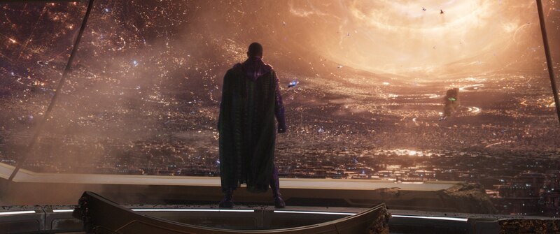Thanos observa la ciudad de Titán