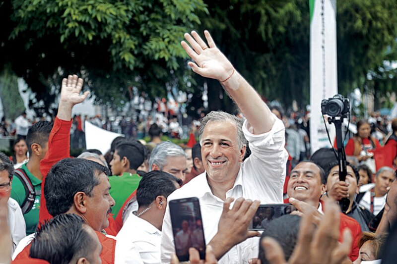 El candidato presidencial Andrés Manuel López Obrador saluda a sus seguidores durante un mitin en la Ciudad de México.