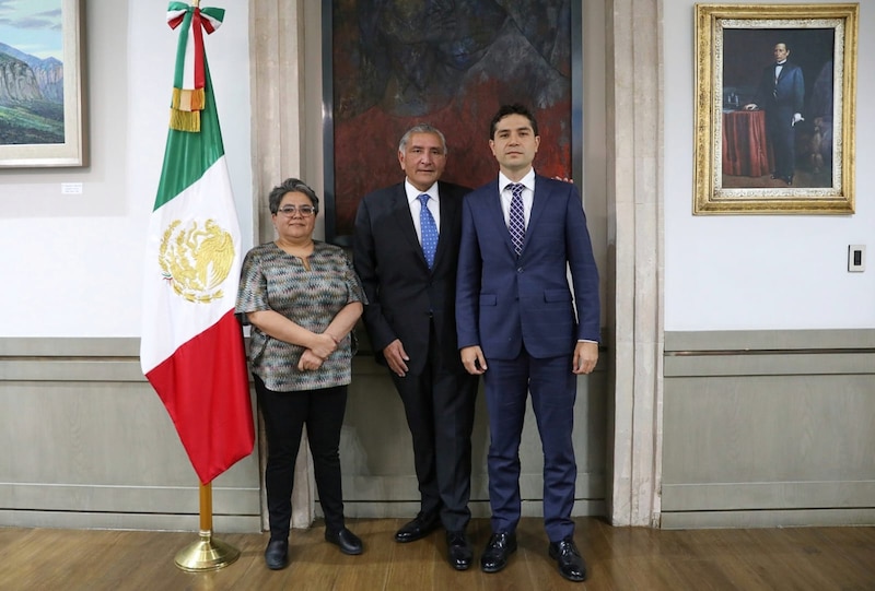 El Presidente López Obrador con la Secretaria de Cultura, Alejandra Frausto, y el Director General del INBAL, Lucina Jiménez.