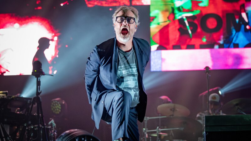 El vocalista de Pulp, Jarvis Cocker, actúa en directo.