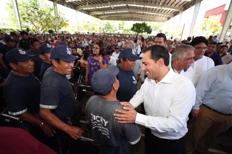 El presidente electo de México, Andrés Manuel López Obrador, saluda a sus seguidores durante un mitin en la Ciudad de México.