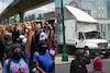 Caos y fuego en protesta de Ayotzinapa: estrellan camión contra base militar en CDMX (VIDEOS)