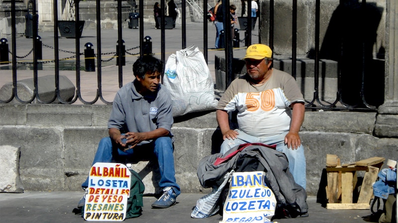 Dos hombres indígenas en situación de calle