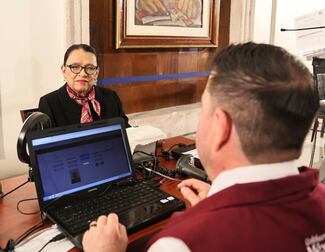 La Segob pone el ejemplo: funcionarios participan en actualización de datos para CURP biometrica