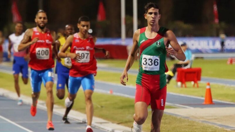 Atletas corriendo en una pista