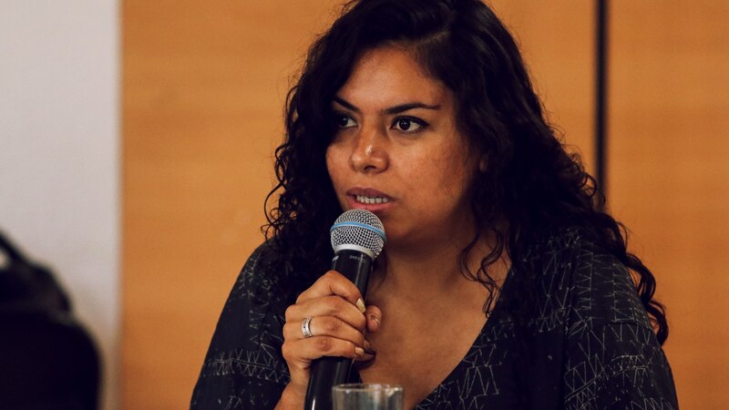 Mujer hablando en un micrófono