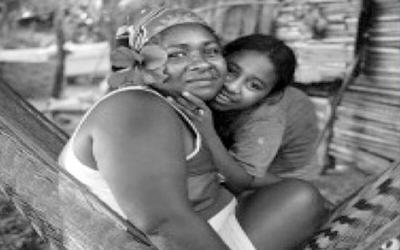 Madre e hija indígenas en una comunidad rural