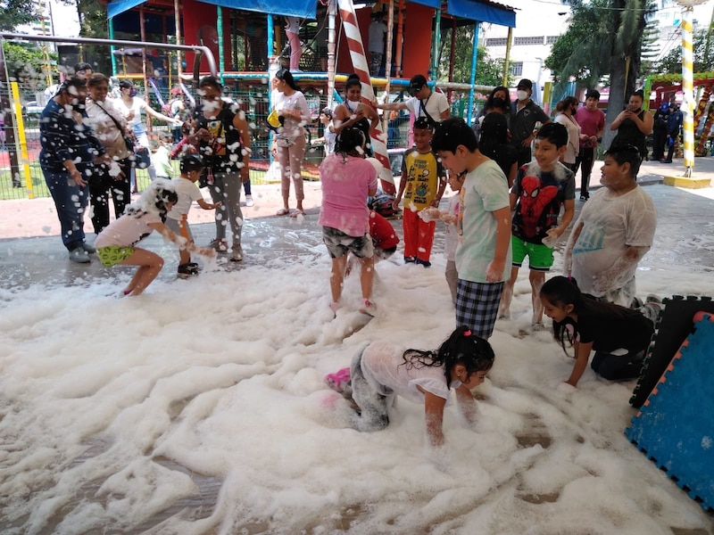 Niños jugando en la espuma