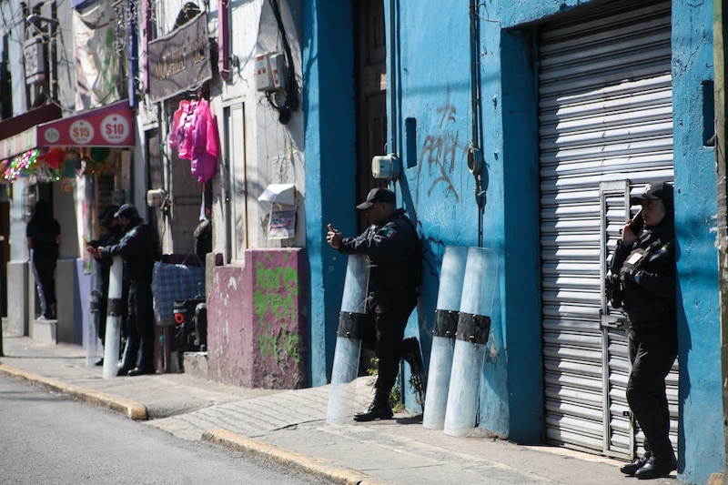 Policías mexicanos resguardan comercios en el centro de la Ciudad de México