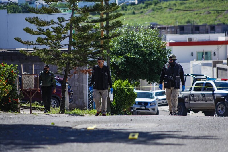 Policía científica trabajando en la escena de un crimen