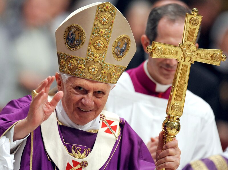 El Papa Benedicto XVI bendice a los fieles en la Plaza de San Pedro