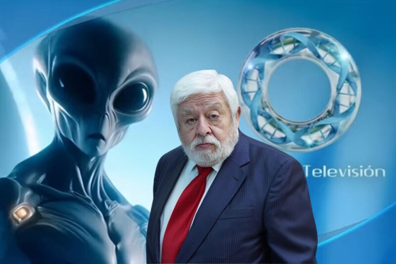 El periodista Jaime Maussan junto a un banner con un extraterrestre