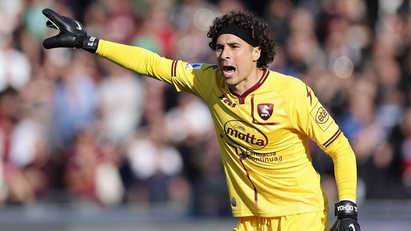 El portero del Udinese, Marco Silvestri, grita a sus compañeros durante un partido de fútbol.
