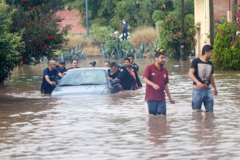Inundaciones en México dejan varios vehículos varados
