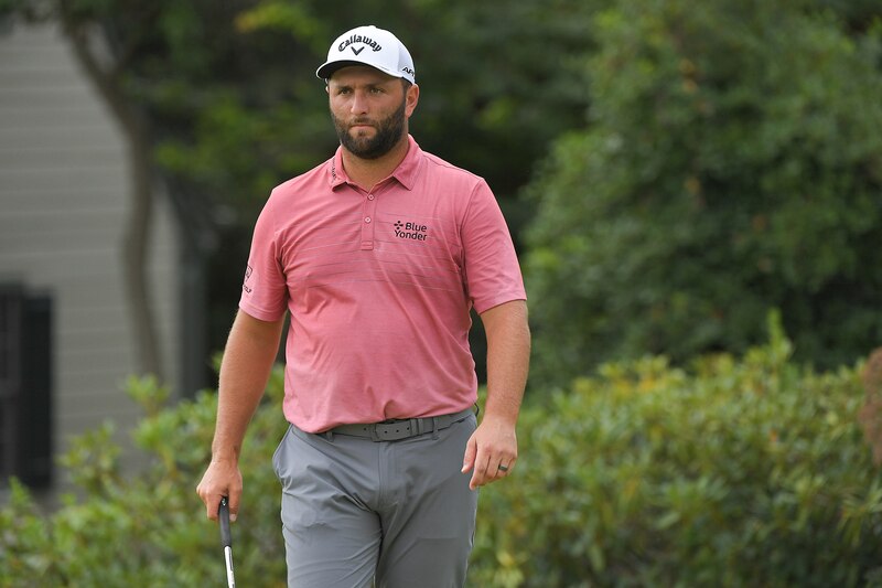 El golfista Zach Johnson camina por el campo durante un torneo.