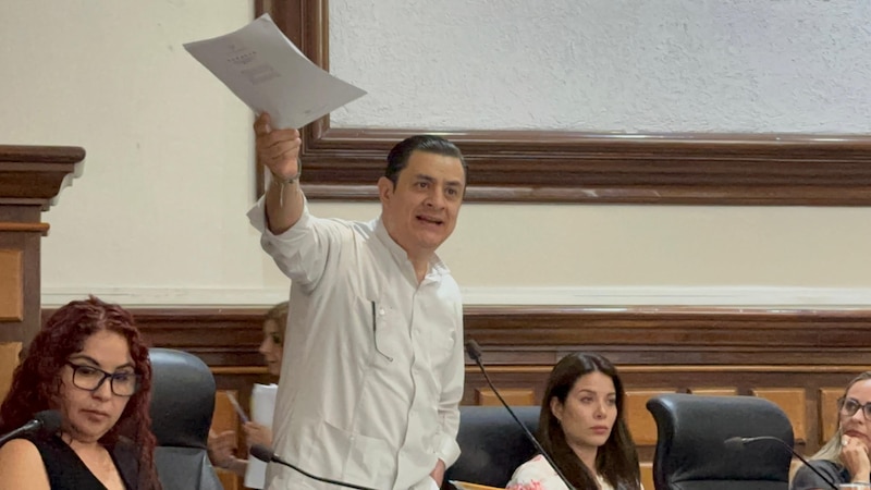 Regidor Chema Martínez habla en cabildo sobre el plan de desarrollo