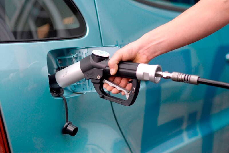 Coche eléctrico siendo cargado