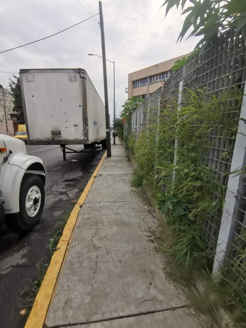 Tráiler estacionado en la banqueta