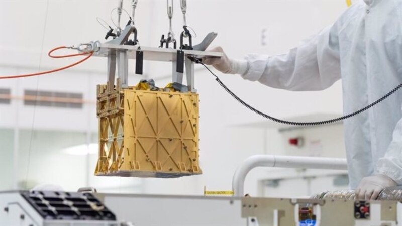 Un ingeniero prepara un satélite para su lanzamiento