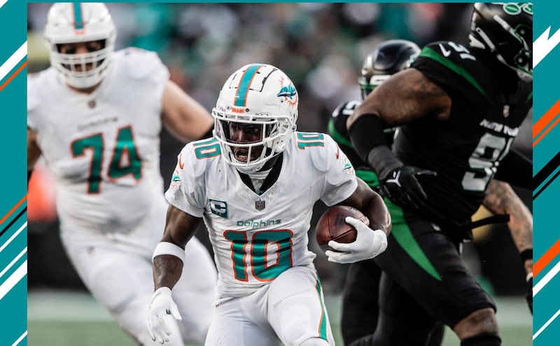 El jugador de los Dolphins, Tyreek Hill, corre para anotar un touchdown