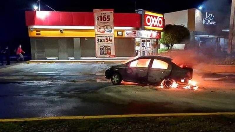 Coche en llamas en el estacionamiento de un Oxxo