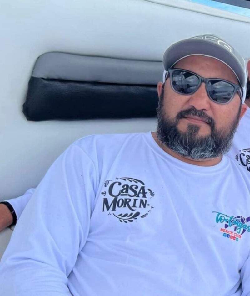 El capitán de un barco lleva una camisa blanca con el logo de Casa Morin