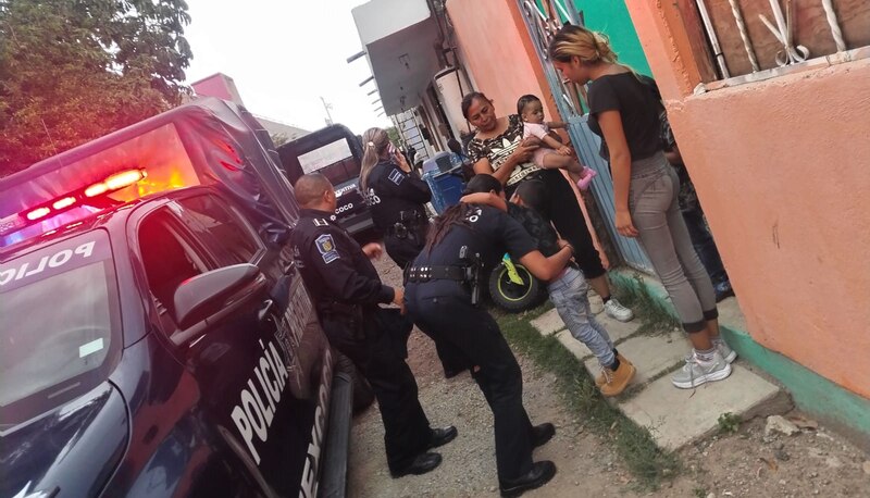 Policía detiene a una mujer por maltrato infantil