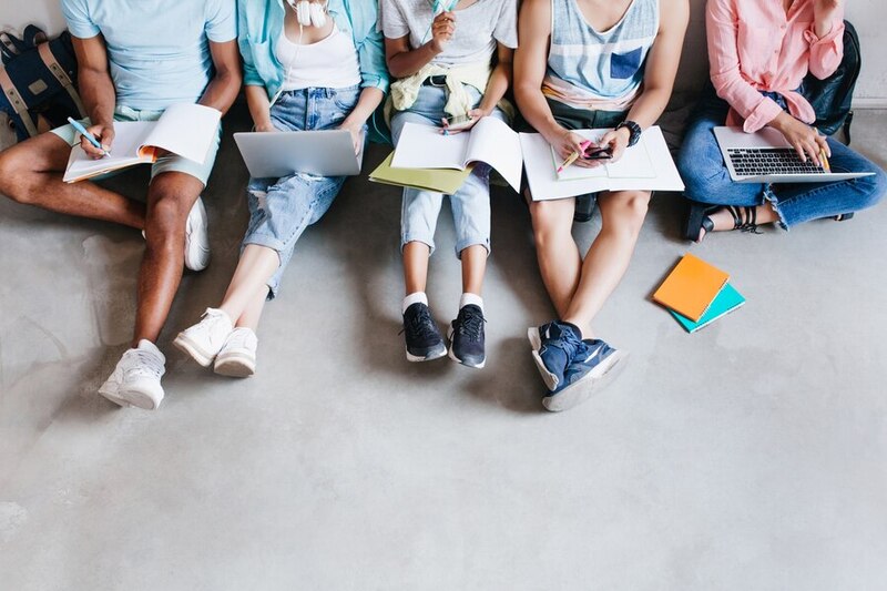 Estudiantes universitarios trabajando juntos en un proyecto