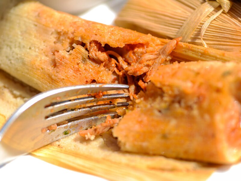 Tamal de pollo con salsa roja