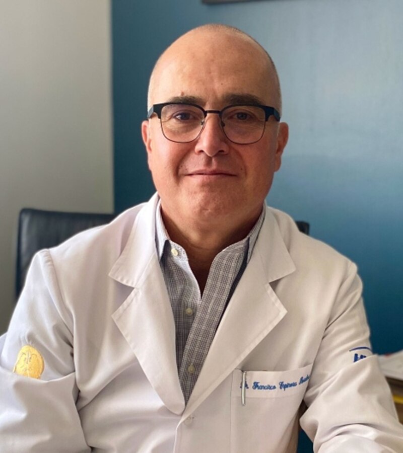 El Dr. Francisco López es un médico especialista en cirugía plástica y estética.