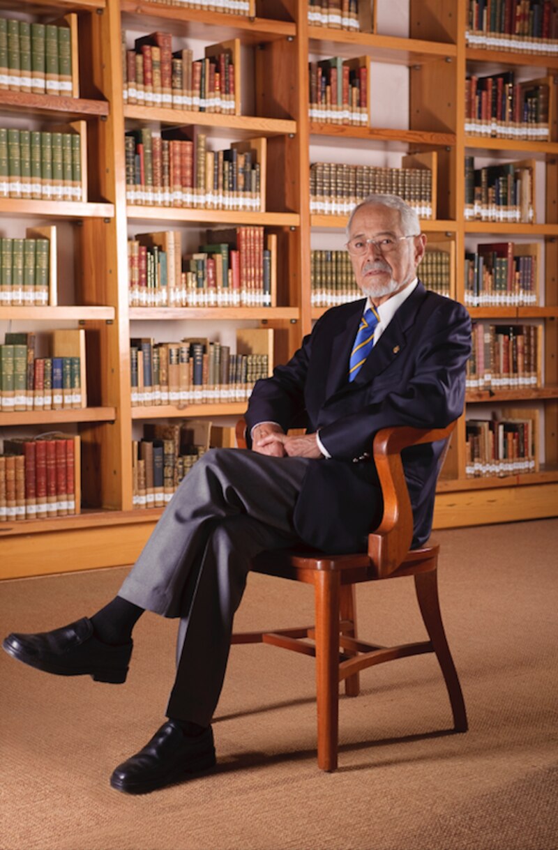 El escritor Mario Vargas Llosa en su biblioteca