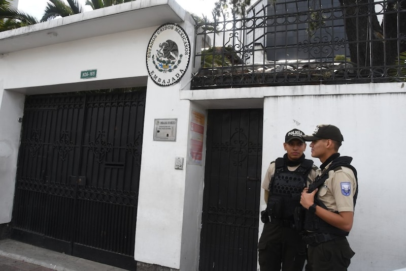 Dos policías mexicanos custodian la entrada de un edificio