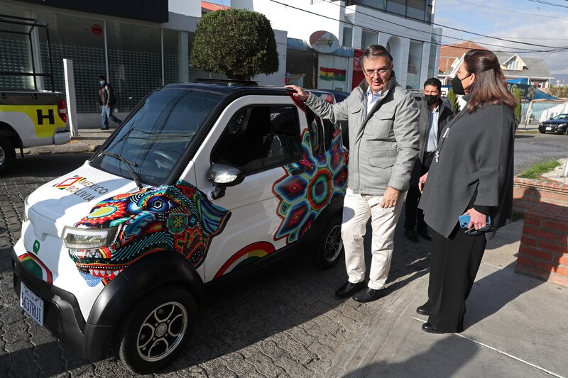 El presidente boliviano, Luis Arce, presenta el primer automóvil eléctrico fabricado en el país