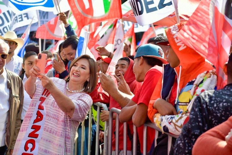 Claudia Sheinbaum toma una selfie con sus seguidores