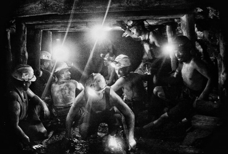 Mineros trabajando en una mina de carbón