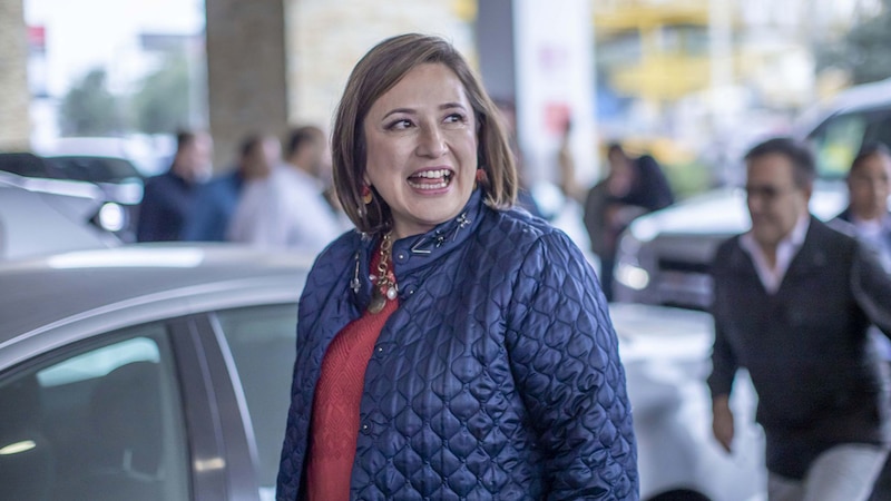 La alcaldesa de Bogotá, Claudia López, saluda a los ciudadanos en la calle