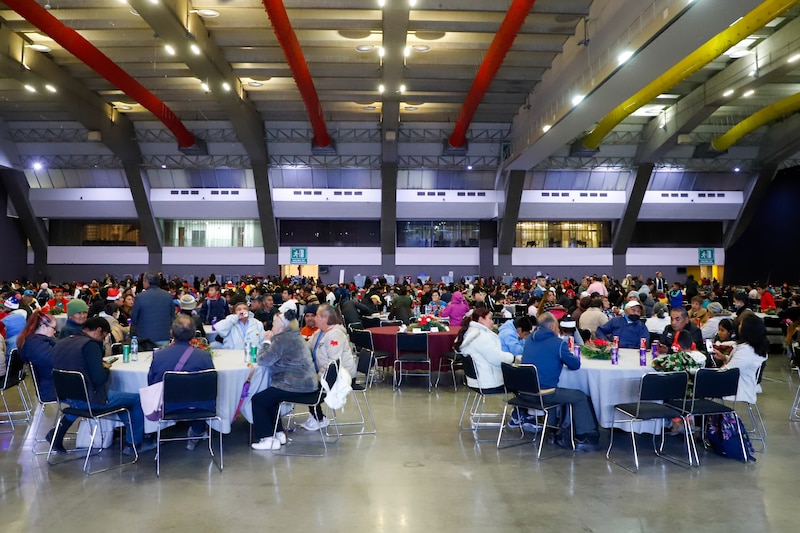 Cena navideña en Puebla con más de 3,500 personas compartiendo alimentos