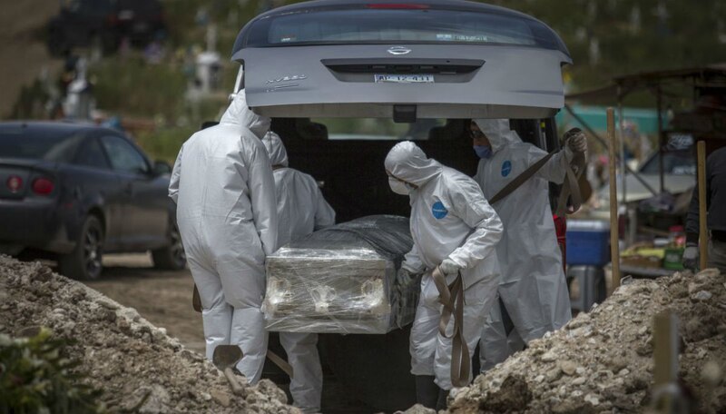 Entierran a las víctimas del COVID-19 en una fosa común en México