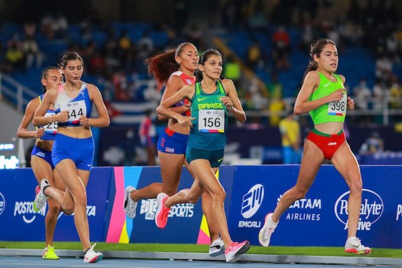 Atletas corriendo en una pista de atletismo