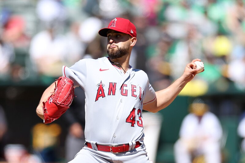 El lanzador de los Angelinos, José Quintana, lanza la pelota durante el partido contra los Atléticos de Oakland.