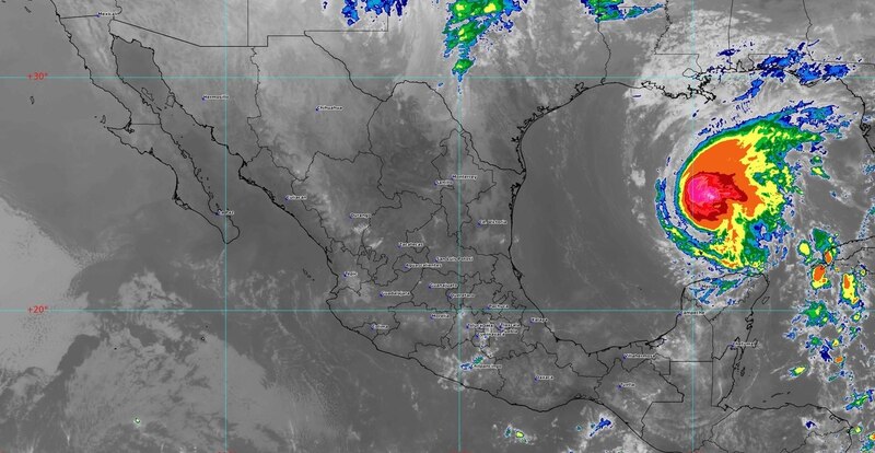 Imagen satelital de tope de nubes de México donde se muestra el huracán Rafael desplazándose por el Golfo de México